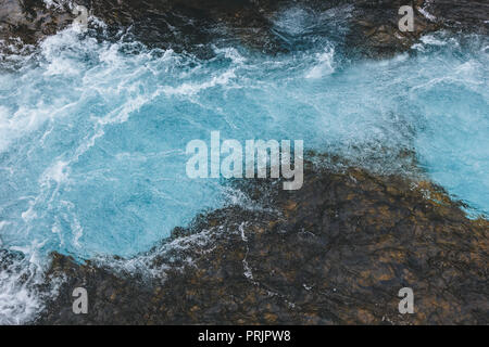 Luftaufnahme der schönen Wasser des Bruarfoss Wasserfall in Island Stockfoto