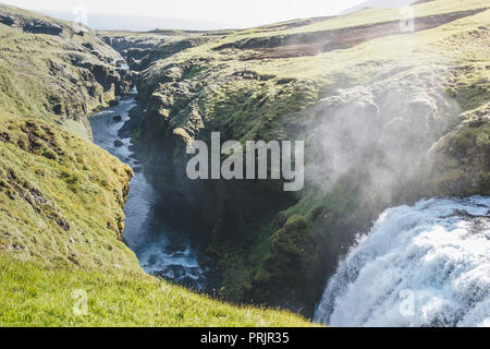 Luftaufnahme von Wasserfall auf skoga Fluss fließt durch die Highlands in Island Stockfoto