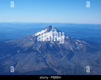 Mount Hood, Oregon, aus dem Fenster des Flugzeugs fotografiert über unseren Ansatz zum Portland International Airport. Stockfoto