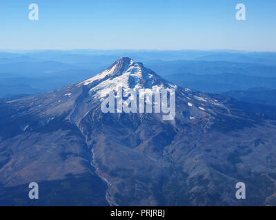 Mount Hood, Oregon, aus dem Fenster des Flugzeugs fotografiert über unseren Ansatz zum Portland International Airport. Stockfoto