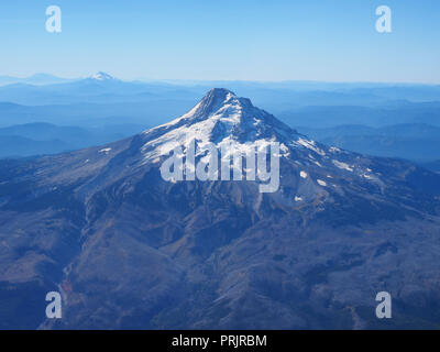 Mount Hood, Oregon, aus dem Fenster des Flugzeugs fotografiert über unseren Ansatz zum Portland International Airport. Stockfoto