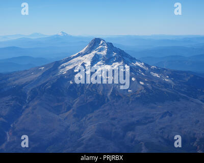 Mount Hood, Oregon, aus dem Fenster des Flugzeugs fotografiert über unseren Ansatz zum Portland International Airport. Stockfoto