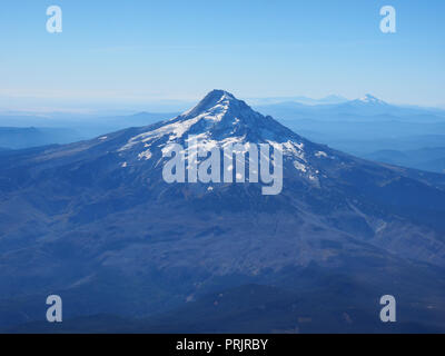 Mount Hood, Oregon, aus dem Fenster des Flugzeugs fotografiert über unseren Ansatz zum Portland International Airport. Stockfoto