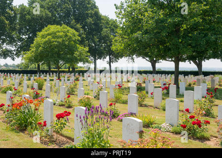 Grabsteine an der Bretteville-surLaize kanadischen Soldatenfriedhof in Frankreich Stockfoto