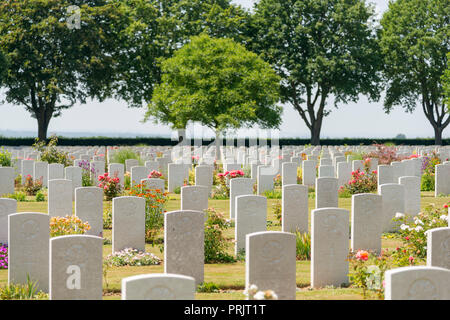 Grabsteine an der Bretteville-surLaize kanadischen Soldatenfriedhof in Frankreich Stockfoto