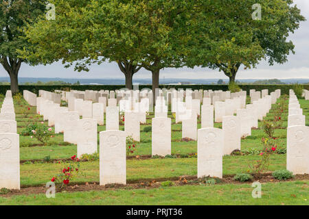 Grabsteine an der Bretteville-surLaize kanadischen Soldatenfriedhof in Frankreich Stockfoto