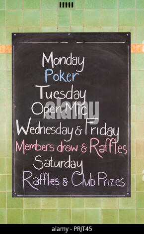 Blackboard Zeichen außerhalb hotel Werbung aktuelle Veranstaltungen Stockfoto