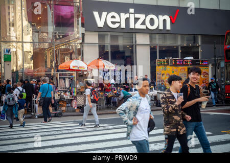 Massen von Käufern und Touristen im Pass einen Verizon store in der Herald Square in New York am Sonntag, den 30. September 2018. (Â© Richard B. Levine) Stockfoto