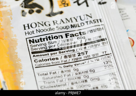 Ernährung Fakten Label auf Koreanisch Ramen Nudeln Paket (hoch gesättigtes Fett und hohe Natrium Essen) - USA Stockfoto