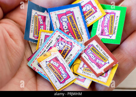 Box Tops für Bildung Coupons in der Hand - USA Stockfoto