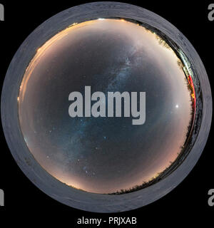 Ein 360°-Fish-eye Szene der Winter sky vom Haus im südlichen Alberta, mit Orion rising in den Südosten an der Unterseite, und Venus hell wie ein Abend Stockfoto