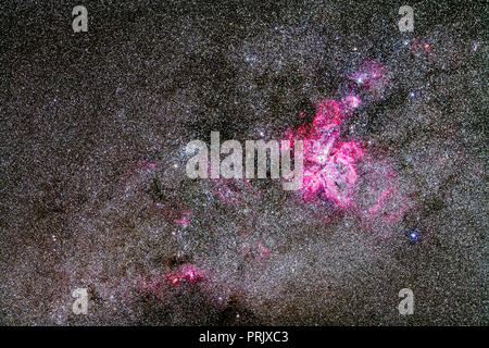 Die Carina Nebula NGC 3372 und der Fußball-Cluster, NGC 3532, Links, ein breites Feld mit einem 200-mm-Teleobjektiv ein binokulares Feld entspricht Stockfoto
