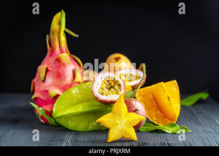 Verschiedene frische reife Früchte als Star Obst, Drachenfrucht, Passionsfrucht. Gesunde Ernährung Konzept Stockfoto