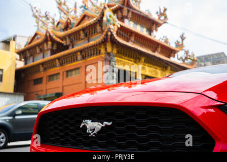 16. Februar 2018, Lukang Changhua Taiwan: Ford Mustang Auto Kühlergrill und Logo mit Tempel Hintergrund Stockfoto