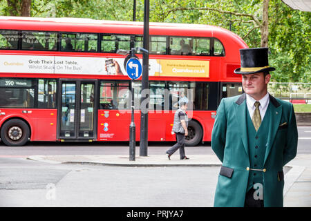 London England, Großbritannien, West End City Westminster Mayfair, Park Lane, The Dorchester, Hotel, luxuriöses 5-Sterne-Hotel, Außenansicht, Eingang, Portier, Türsteher, Hut, gree Stockfoto