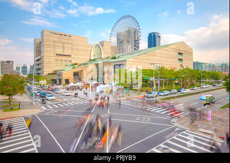 Riesenrad und Einkaufszentrum in Dazhi, Taipei Stockfoto