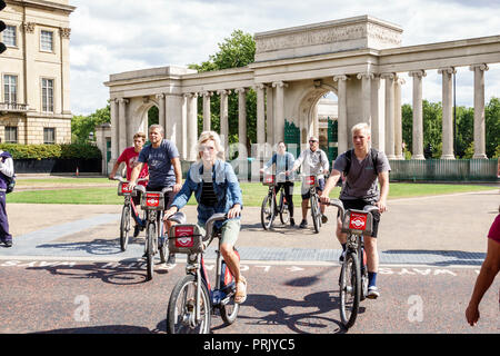 London England, Großbritannien, Großbritannien, Großbritannien, Hyde Park Corner, Decimus Burtons ionischer Bildschirm, Tor, Säulen, Erwachsene Erwachsene Männer Männer Männer, Frauen Frauen Frauen Frauen Stockfoto