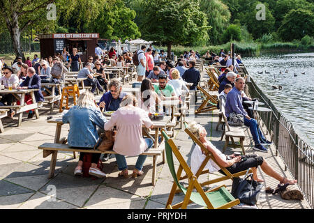 London England, Großbritannien, Hyde Park Royal Parks, Serpentine Bar & Kitchen, Restaurants, Restaurants, Restaurants, Restaurants, Cafés, Picknicktische, Außenbereiche Stockfoto