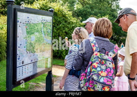 London England, Großbritannien, Großbritannien Großbritannien, Königliche Parks, Hyde Park, Karte, Wegbeschreibungen, Erwachsene Erwachsene Männer Männer Männer, Frau Frauen weibliche Dame, Paar, Blick, V Stockfoto