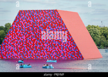 London England, Großbritannien, Royal Parks, Hyde Park, Park, Grünfläche, The Serpentine, Erholungssee, Kunstinstallation, London Mastaba von Christo & Jeanne-Claude, t Stockfoto