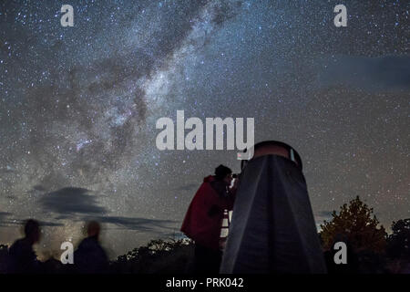 Beobachter der 2017 OzSky Star Party in Australien suchen bis in die südliche Milchstraße. Stockfoto