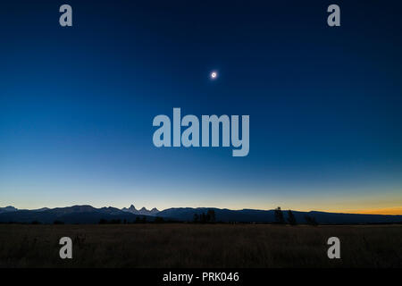 Der 21. August 2017 totale Sonnenfinsternis über die Grand Tetons vom Teton Valley in Idaho gesehen, in der Nähe von Driggs. Dies ist von einem 700-frame - Runde Stockfoto