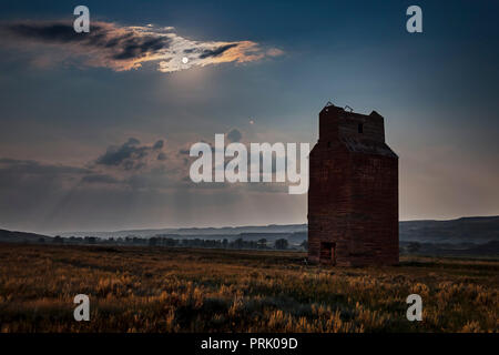 Der volle Mond und Mars steigt in den Südosten über die lange verlassenen Kornelevator bei Dorothy, Alberta, in der Red Deer River Valley, Alberta. Th Stockfoto