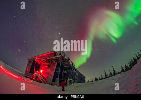 Orion und der Winter sky, Links und ein Wirbel von bunten Aurora über dem Churchill Northern Studies Center, in einem Display am 11. Februar 2018. Peop Stockfoto