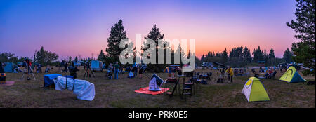 Ein 5-Sektion Panorama, August 9, 2018 an der Saskatchewan Sommer Star Party. Der Himmel ist mit Wald Feuer Rauch gerötet. Handheld mit dem Sony Stockfoto