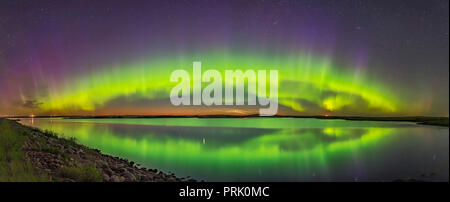 Der Bogen der Polarlicht oval über Crawling See im südlichen Alberta, in der Nacht des 24./25. Juni um 1:00 Uhr MDT als Aurora begann während einer zu Spitze Stockfoto