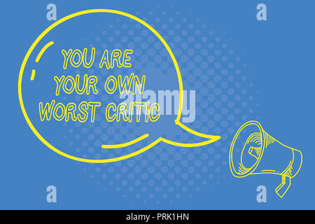 Handschrift Text schreiben Sie Ihren eigenen schlimmsten Kritiker. Konzept Sinn zu hart zu sich selbst Keine auf positives Feedback. Stockfoto