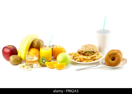 Verschiedene frische Früchte, Saft, hamberger, Pommes, Donuts und Soft Drink auf weißem Hintergrund. Stockfoto