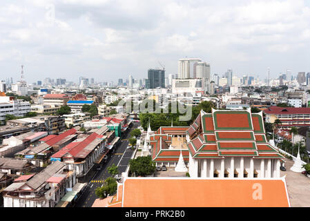 Luftbild des Stadtbildes von Bangkok mit alten historischen Tempeln und modernen Wolkenkratzern bei bewölktem Himmel Stockfoto