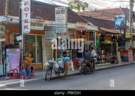 Kuta, Indonesien - 14. September 2018: Anbieter warten auf Kunden im Legian Street. Legian ist berühmt unter Touristen für Disco und Unterhaltung. Stockfoto