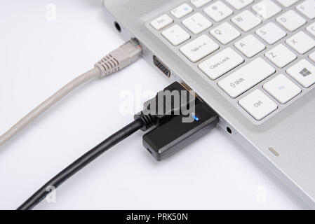 LAN-Kabel an Laptop angeschlossen, HDMI-Kabel, USB-Speicher. Stockfoto