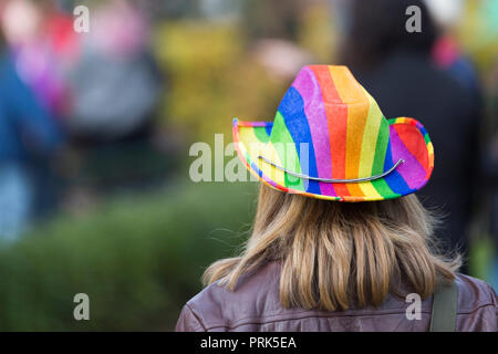Weibchen mit Regenbogenfarbenen Hut in Pride Parade. Stockfoto
