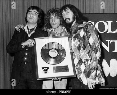 Roger Daltrey, John Entwistle, Keith Moon, goldene Schallplatte für Opera Tommy, London, 1973 Stockfoto