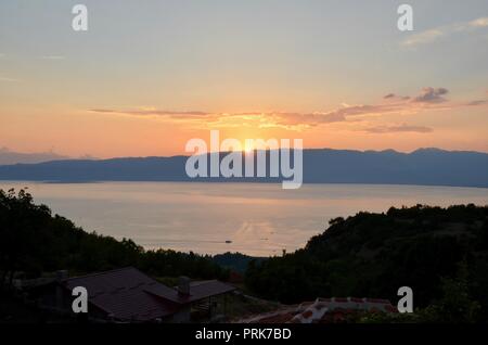 Die Sonne über den Ohridsee Mazedonien mit Albanien in der Ferne Stockfoto