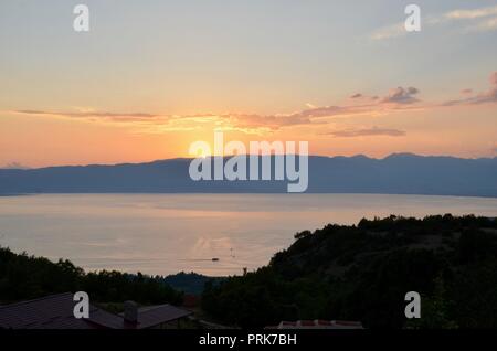 Die Sonne über den Ohridsee Mazedonien mit Albanien in der Ferne Stockfoto