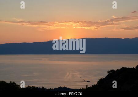 Die Sonne über den Ohridsee Mazedonien mit Albanien in der Ferne Stockfoto