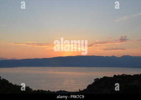 Die Sonne über den Ohridsee Mazedonien mit Albanien in der Ferne Stockfoto