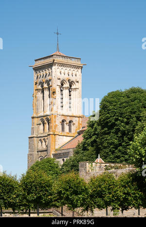 Glockenturm von La Basilique Sainte-Marie-Madeleine (Vézelay Abtei), Yonne, Burgund, Frankreich, Europa Stockfoto