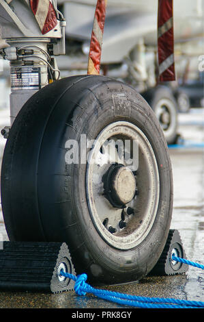 Reifen in einem RAF, Royal Air Force Panavia Tornado Jet Kampfflugzeug. Runderneuerung von Dunlop. Reifen am Rad mit Unterwagen, Keilen und Warnschildern Stockfoto