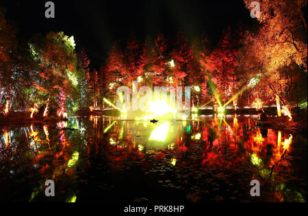 Embargoland bis 1900 Mittwoch, Oktober 03 Tier Animationen sind auf eine Wasserfontäne in Loch Dunmore im verzauberten Wald Licht und Ton Festival im faskally Wood in Pitlochry projiziert. Stockfoto