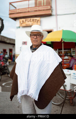 Nahaufnahme, Porträt einer Unbekannten kolumbianischen Mann mit einem Poncho-style" ruana' mit Sombrero (Panama) hat. Salento, Kolumbien. Sep 2018 Stockfoto