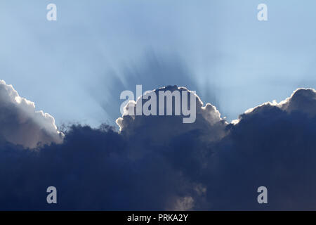 Wütend Sturm Wolken im späten August in Italien mit den Strahlen der Sonne hinter glänzenden Stockfoto