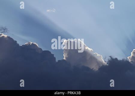 Wütend Sturm Wolken im späten August in Italien mit den Strahlen der Sonne hinter glänzenden Stockfoto