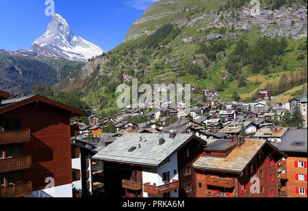 Zermatt bekannten Ski- und Wandergebiet mit Chalets und Matterhorn im Hintergrund, Schweiz Stockfoto