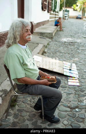 Profil Portrait eines nativen Mann Bücher verkaufen auf der Straße von Santa Fé de Antioquia, Kolumbien. Sep 2018 Stockfoto