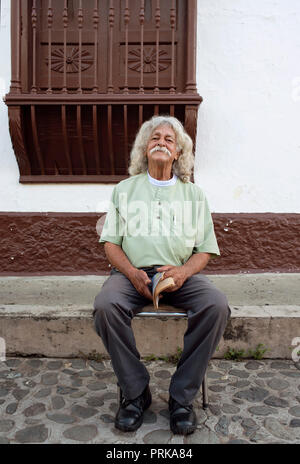 Porträt einer lokalen, unbekannten Kolumbianischen Mann Bücher verkaufen auf der Straße von Santa Fé de Antioquia, Kolumbien. Sep 2018 Stockfoto